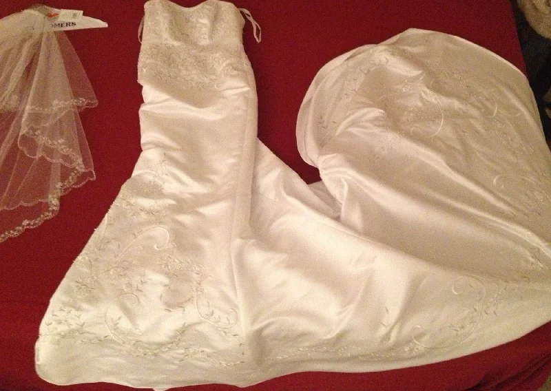 Markdowns David's Bridal David's Bridal Strapless Wedding Dress Size 2